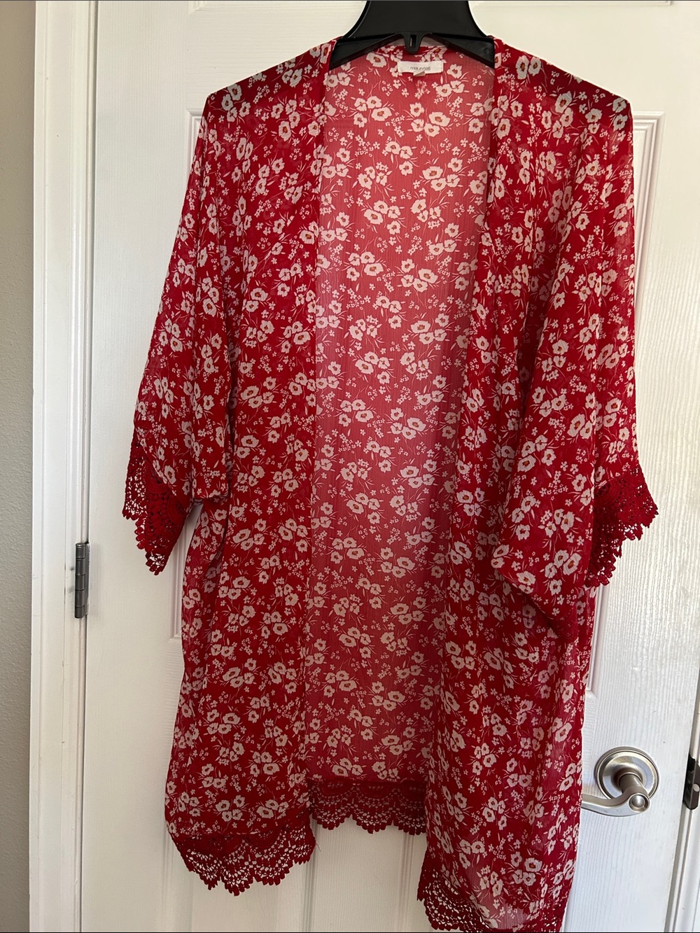 Maurice’s women’s Kimono/ layering piece covered up floral red